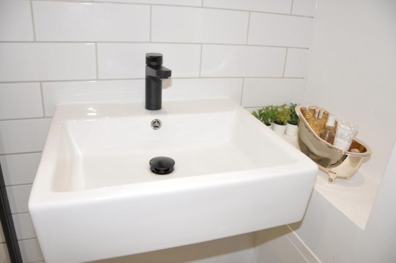 Luxury Studio- Mk Central- 5 Mins Drive To Train Station-Direct Trains To London, Birmingham Milton Keynes Exterior photo